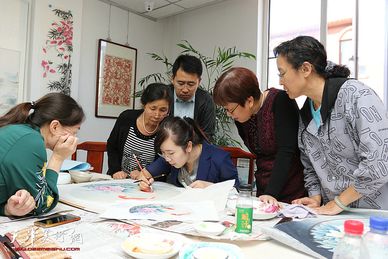 天津工笔女画家走进航天城社区开展公益辅导