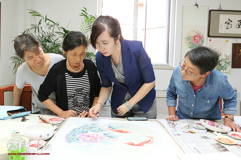 天津工笔女画家走进航天城社区开展公益辅导