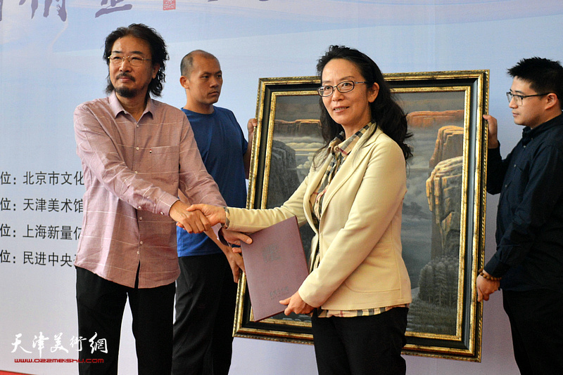 著名画家冯庆向天津美术馆捐赠画作，天津美术馆副馆长卢永琇为其颁发收藏证书。