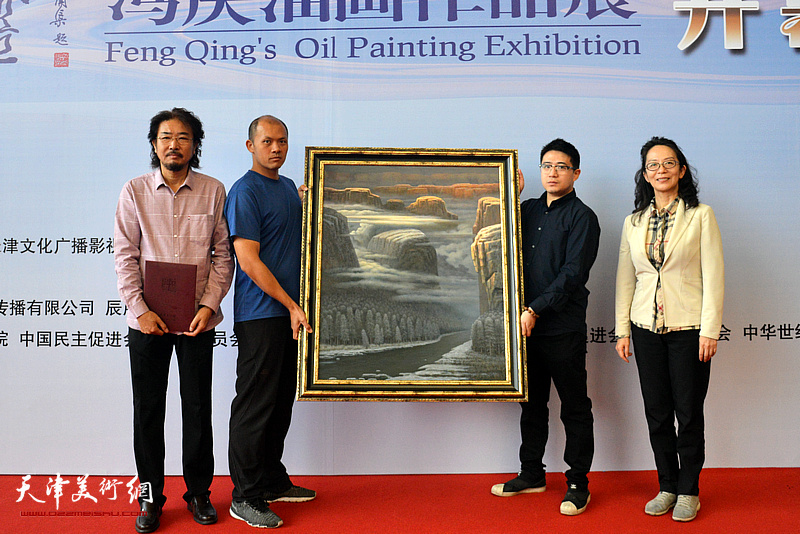 著名画家冯庆向天津美术馆捐赠画作，天津美术馆副馆长卢永琇为其颁发收藏证书。