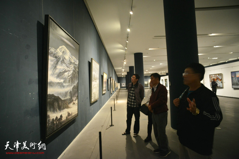 雪国精灵·冯庆冰雪油画展现场。