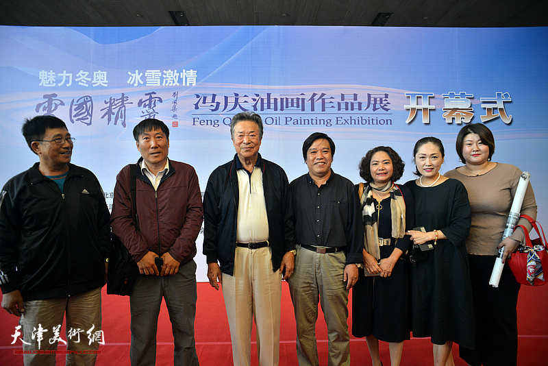 冯庆与李耀春、孙秀琴等在画展开幕活动现场。