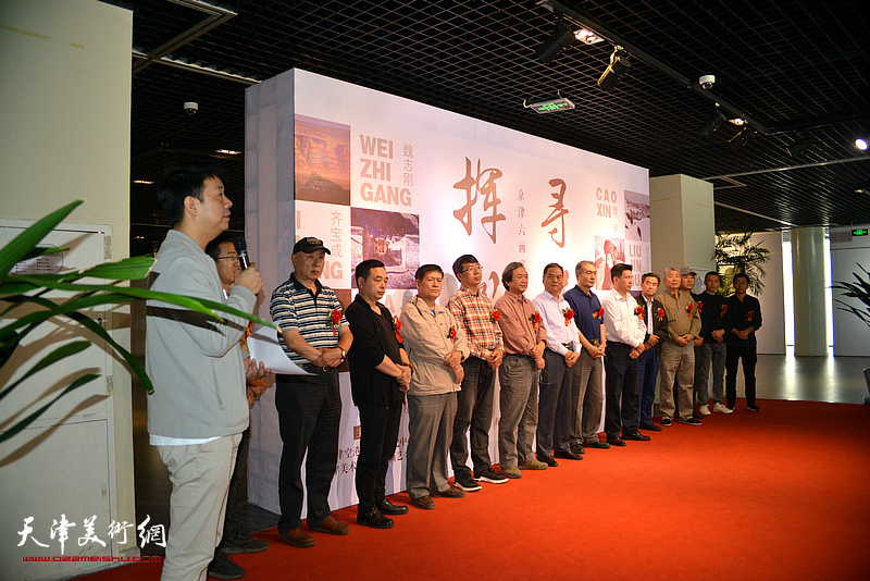 “挥彩寻道——京津六画家油画展”在天津空港经济区文化中心综合展厅开幕。