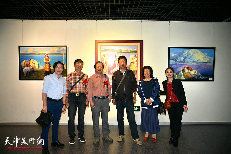 魏志刚、齐宝成、杨昆、刘健、焦敏在画展现场。