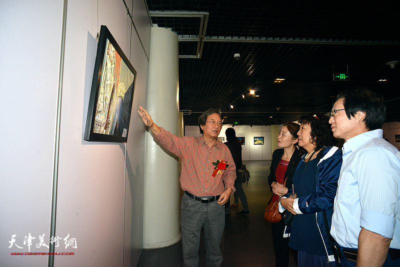 魏志刚与来宾在观赏展出的作品。