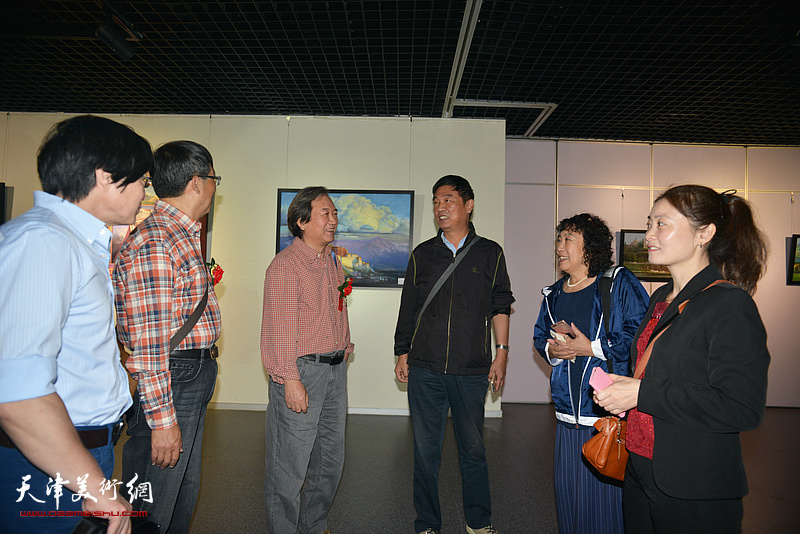 魏志刚、齐宝成、杨昆等在画展现场交流。
