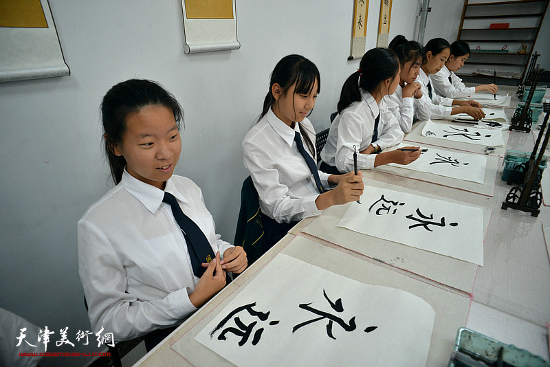 著名书法家杨建君在华苑枫叶学校举办公益讲座