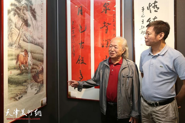 左起：刘家栋、甘伟力在参观展览