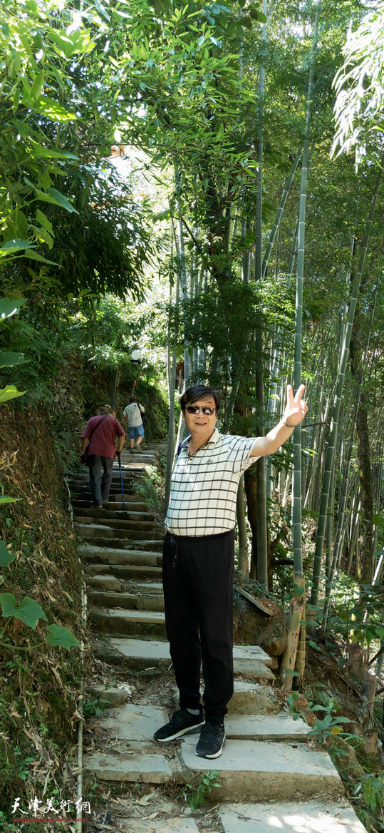 翟洪涛在采风写生活动途中