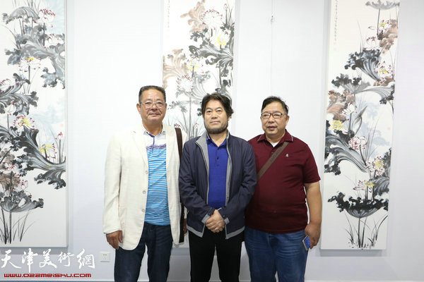 左起：王庆余、朱彦民、李伟在展览现场。