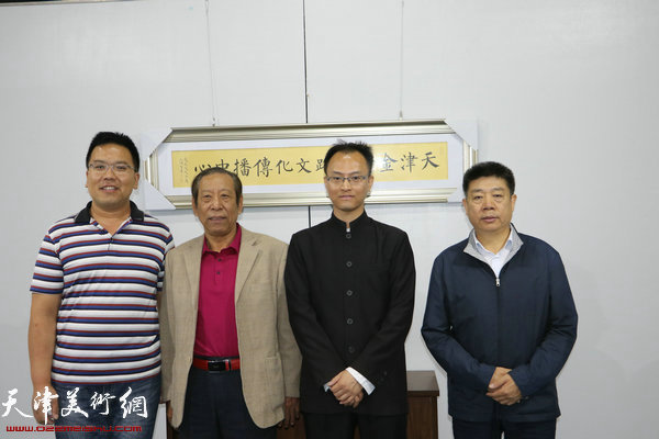 左起：李欣、佟有为、王炯智、张养峰在展览现场。
