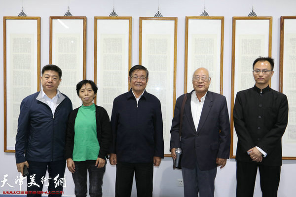 左起：张养峰、阎冬娥、孙玉田、酆耀国、王炯智在展览现场。