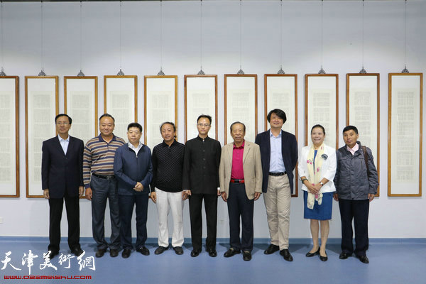 左起：赵大和、刘寿江、张养峰、王海冰、王炯智、佟有为、暴一、王丽荣、阎喜增在展览现场。