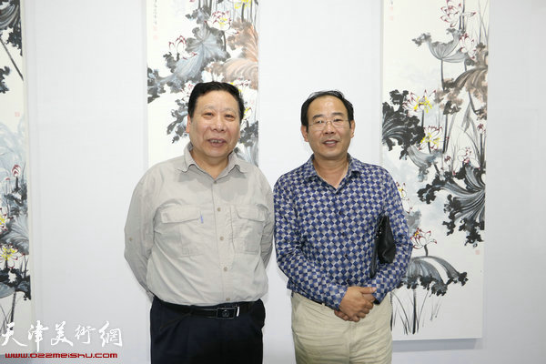 左起：杨利民、卞昭宏在展览现场。