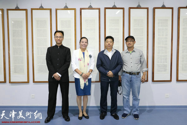 左起：王炯智、王丽荣、张养峰、马志群在展览现场。 