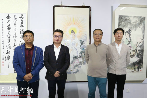 左起：信远、赵永夫、王涛、陈迎春在展览现场。