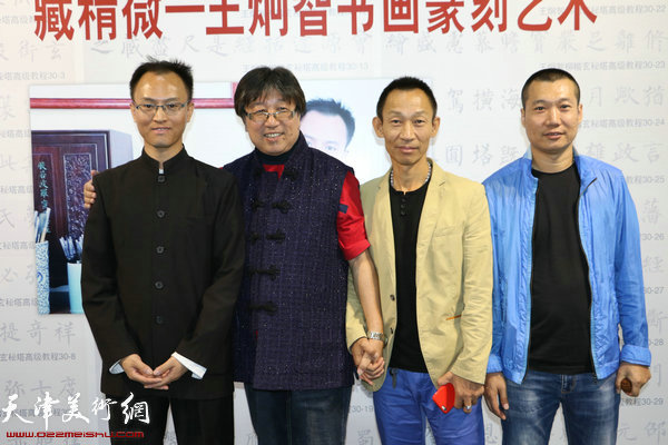 王炯智、吕立与观展嘉宾在展览现场。