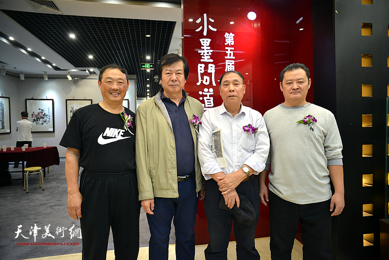 左起：刘志君、史振岭、郭凤祥、白鹏在画展现场。