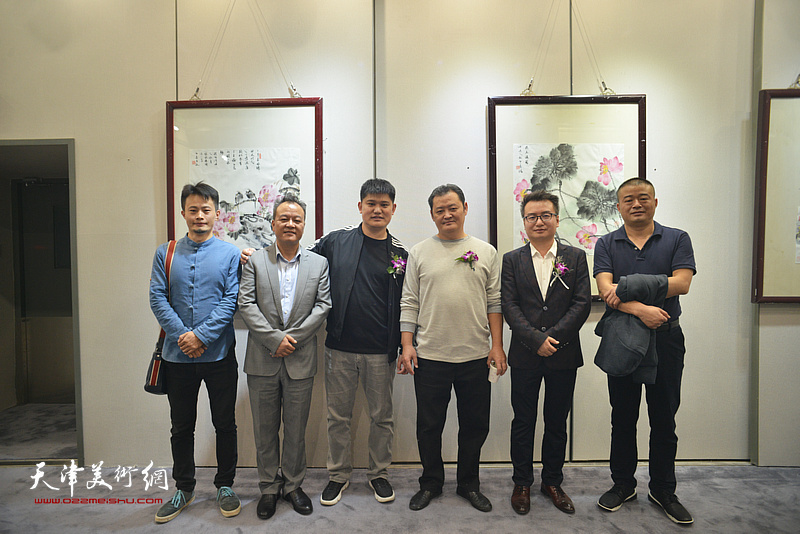 左起：程之敬、蒋海云、白光、白鹏、赵永夫、李从启在画展现场。