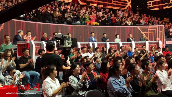 《中国首届相声小品大赛》现场。