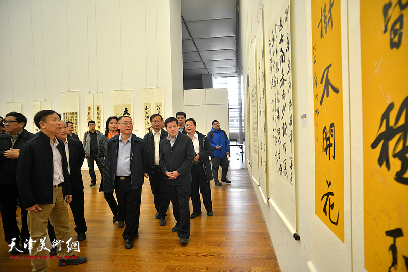 刘春雷、万镜明、张建会、曹建斌在展览现场观看作品。