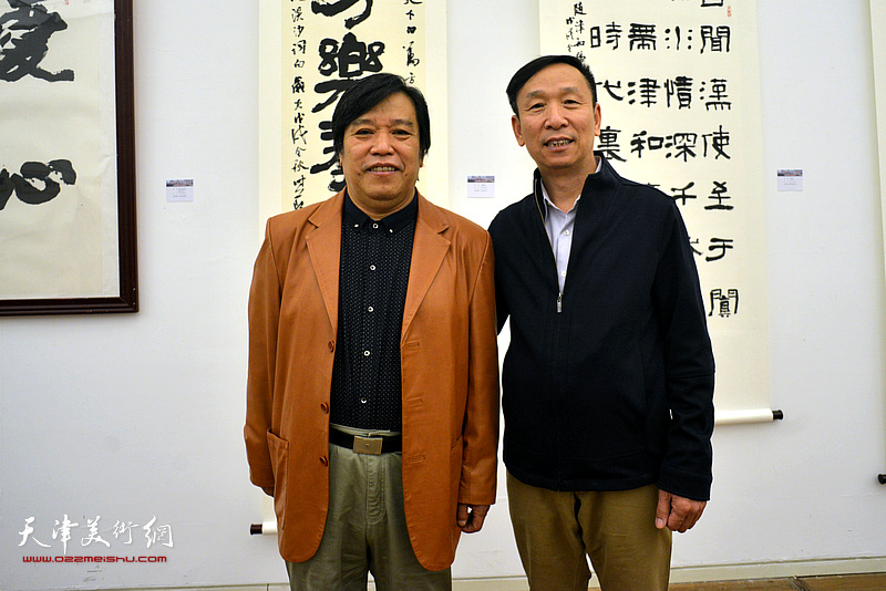 张建会、李耀春在展览现场。