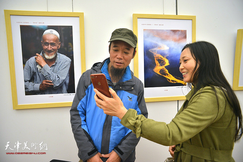 参展作者高云河在展览现场为观众介绍作品。