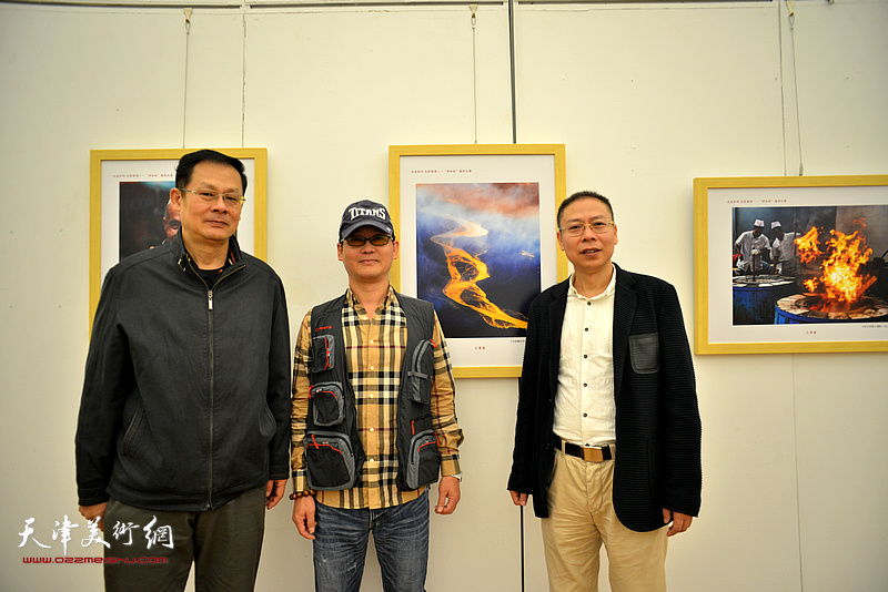 潘津生、范茗与参展作者赵清在展览现场。