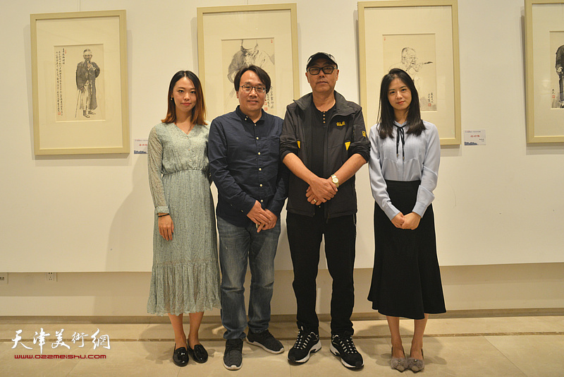 高博、张晓彦、李佳在画展现场。