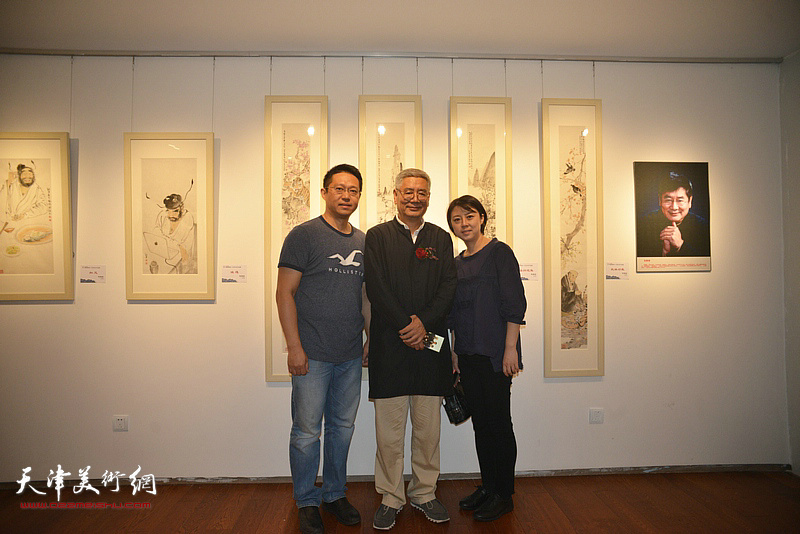 张佩钢、裴珊、赵洋在画展现场。