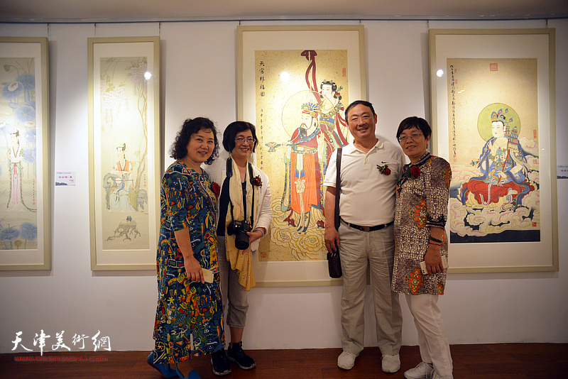 刘志君与观众在画展现场。