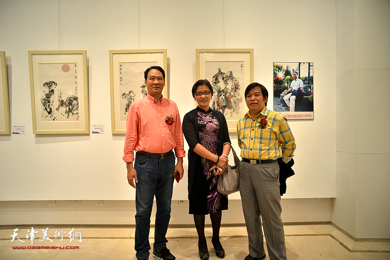 左起：马寒松、盖海燕、李耀春在画展现场。