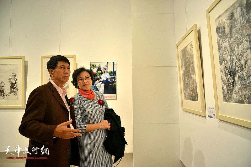 张寿庠、李佩红在画展现场。