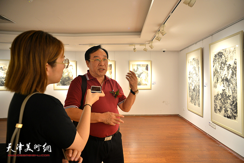 陈钢在画展现场接受媒体采访。