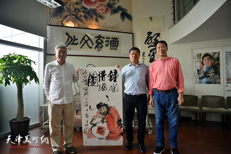 天津画家一行走访上海市天津商会。