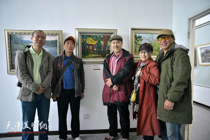 左起：何成、路振钢、张树德、吴薇、郑爱民在画展现场。