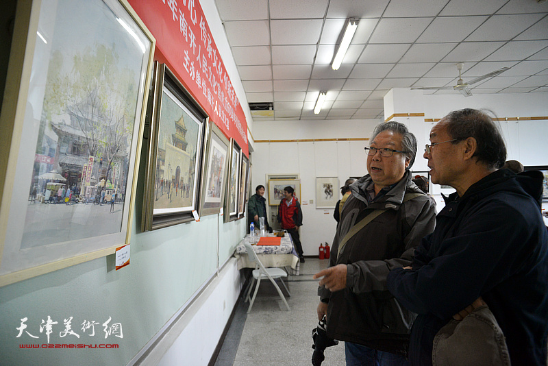 石增琇、刘新森欣赏展出的画作。