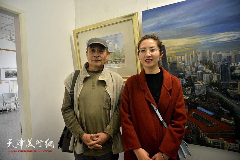 王书朋、王晫在画展现场。