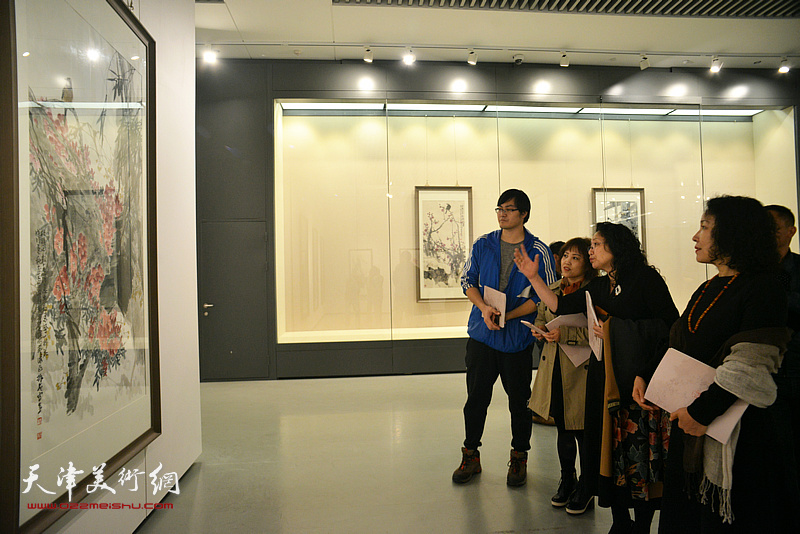 庆祝改革开放四十周年-史振岭花鸟画作品展现场。
