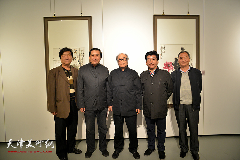 左起：翟洪涛、孙玉河、郭书仁、张文圣、邢立宏在画展现场。