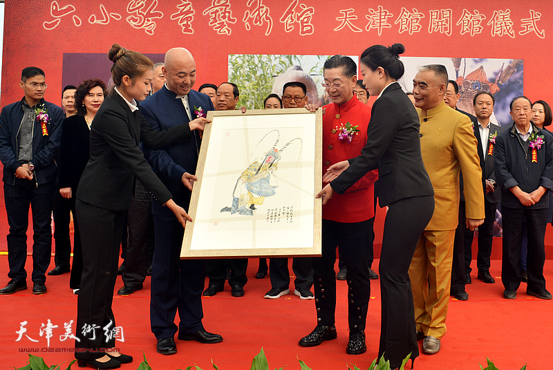 画家杜彦峰向艺术馆捐赠猴王戏曲人物绘画作品