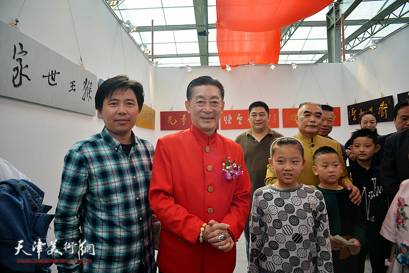 章金莱与陈志峰在艺术馆。