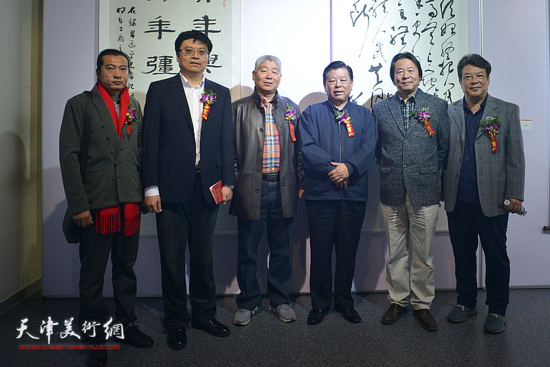 胡振民、、寇江华、高杰、杨跃泉、李庆林、崔华炎在展览现场。