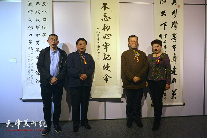 胡振民、连辑、王萍、梁学忠在展览现场。