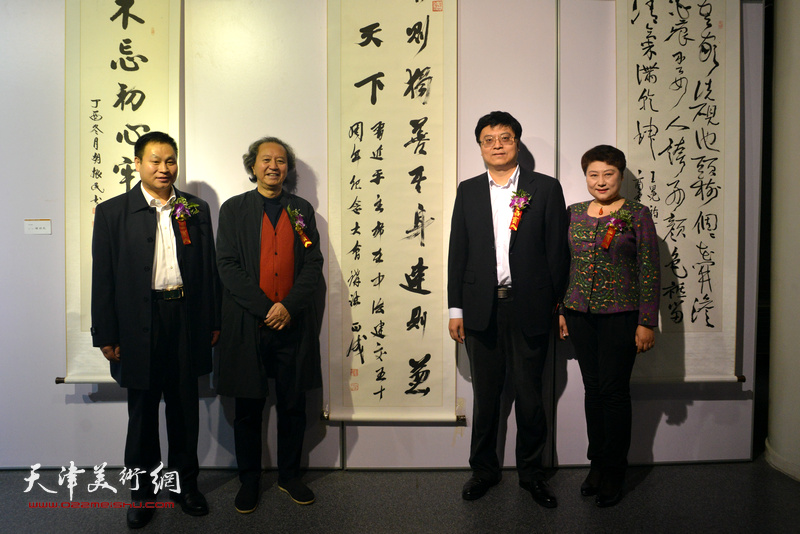 寇江华、王萍、刘正成与参展作者谭道海在展览现场。