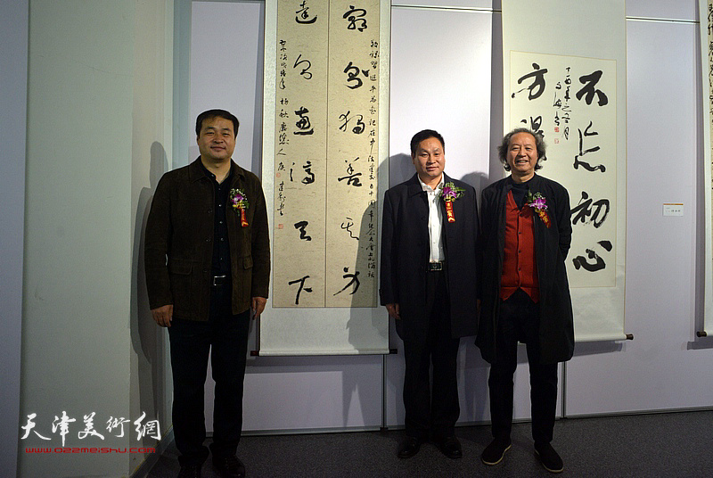 刘正成与参展作者谭道海、侯建利在展览现场。