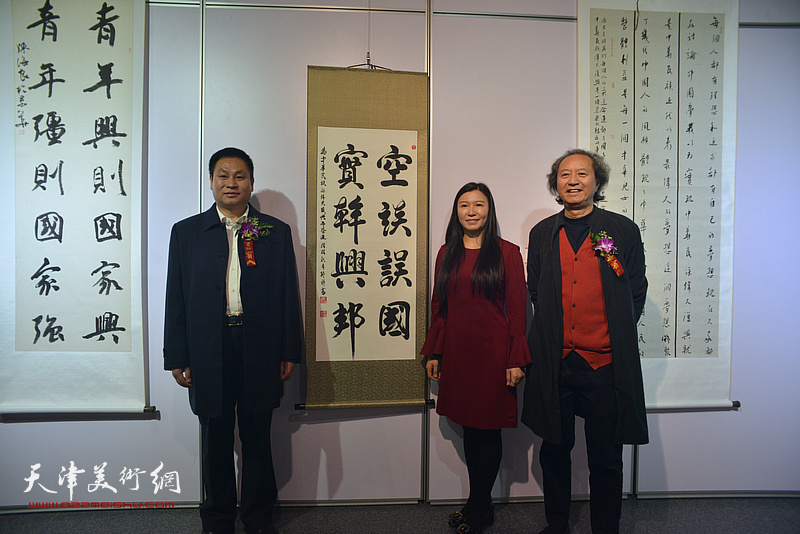 刘正成与参展作者谭道海在展览现场。