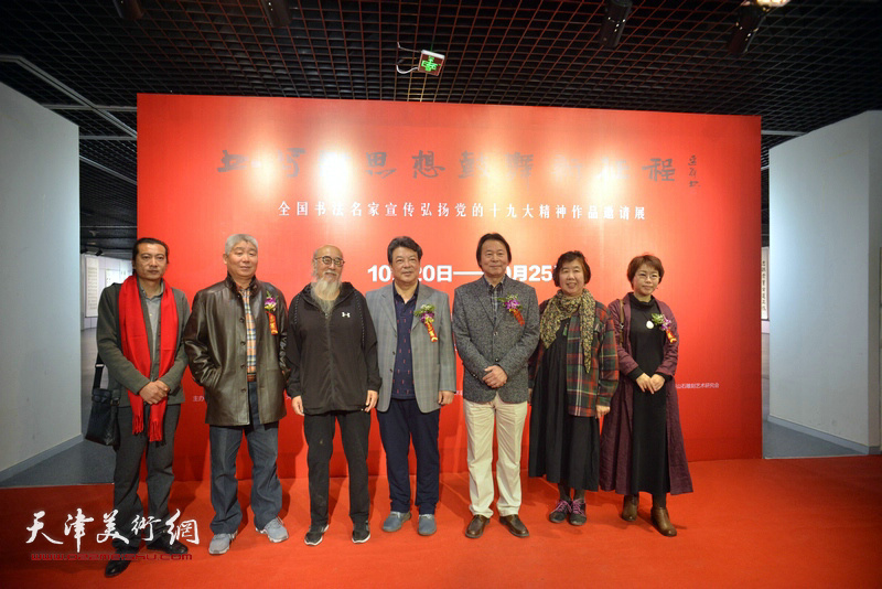 左起：崔华炎、高杰、张未年、李庆林、杨跃泉、李淑珍、聂瑞辰在展览现场。