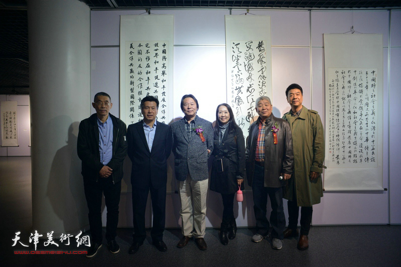 李岩、高杰、杨跃泉夫妇、王中谋、梁学忠在展览现场。