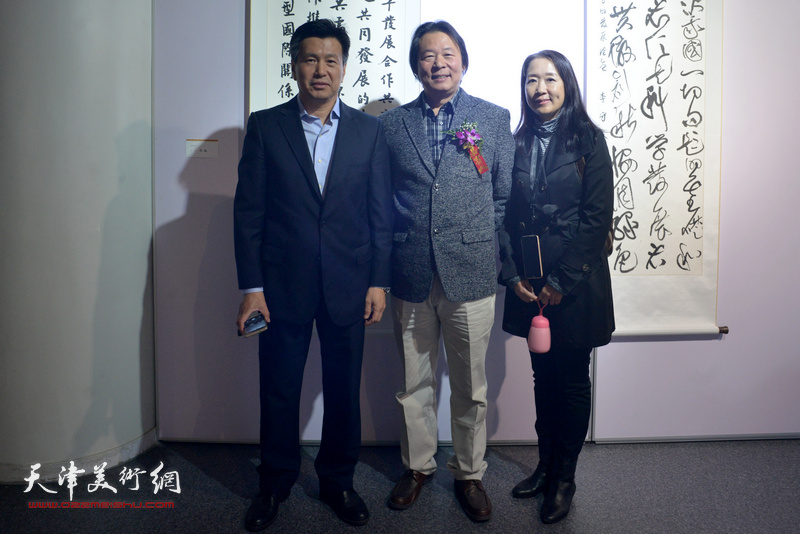 李岩、杨跃泉夫妇在展览现场。